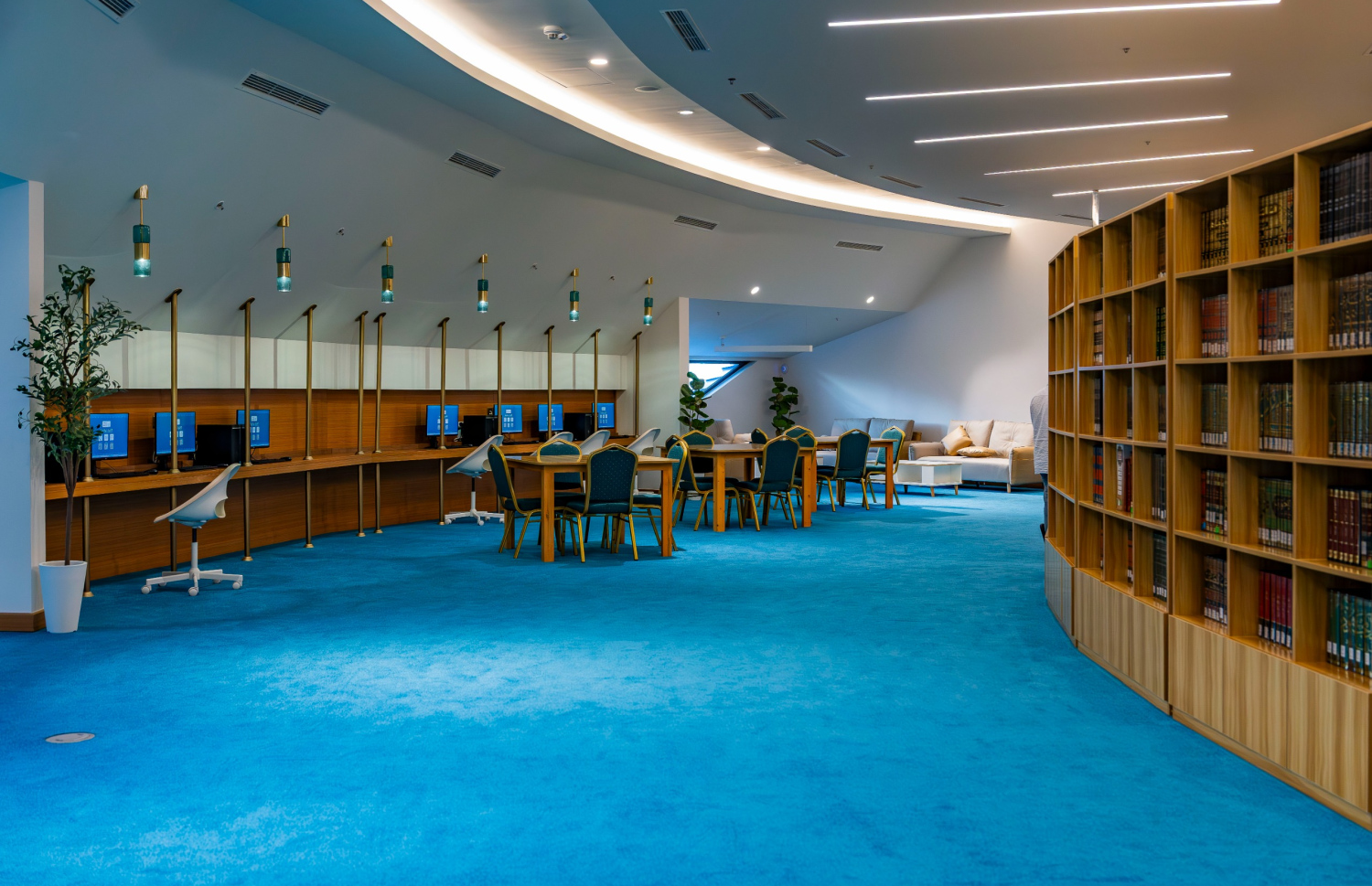 ސަލްމާން މިސްކިތުގައި ހުޅުވި ލައިބްރަރީ "އިސްލާމީ ކުތުބުޚާނާ".-- ފޮޓޯ: އިސްލާމިކް މިނިސްޓްރީ