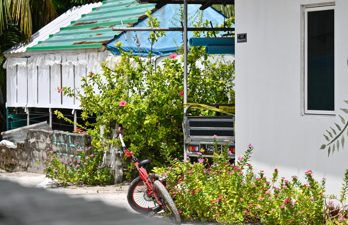 އއ. މާޅޮހުގައި އަބްދުއްރަހަހުމާން އާދަމް މަރާލި މައްސަލައިގެ ތަހުގީގަށް މި ރަށުގެ ސަރަހައްދެއް ބަންދުކޮށްފައި.---ފޮޓޯ: ފަޔާޒު މޫސާ | މިހާރު