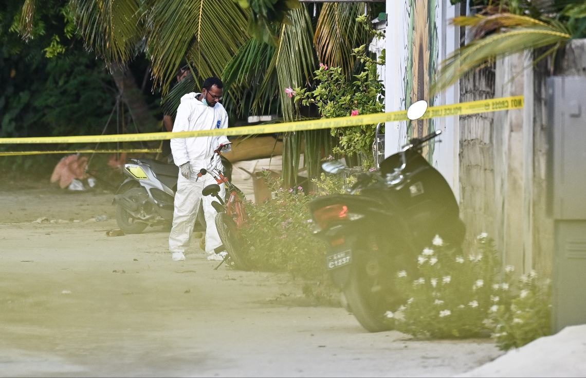 އަބްދުއްރަހުމާން ދިރިއުޅޭ މާހިޔަގެ ހުންނަ ސަރަހައްދު ބަންދުކޮށްފައިވާއިރު، ފޮރެންސިކް ޓީމުގެ މީހުން މިދިޔަ އާދިއްތަ ދުވަހު އިރުއޮއްސުނު ވަގުތު އެ ސަރަހައްދުގައި ހަރަކާތްތެރިވަނީ.---ފޮޓޯ: ފަޔާޒު މޫސާ | މިހާރު