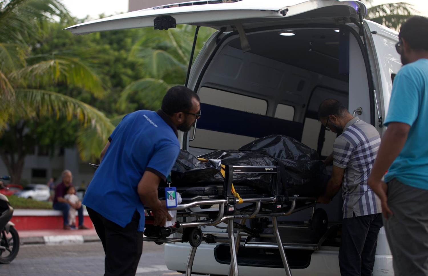 މިދިޔަ ބުރާސްފަތި ދުވަހު ގައްދޫއިން ފުރިފަހުން ގެއްލިގެން ހޯދަމުން ދަނިކޮށް، މަރުވެފައި އޮއްވައި ފެނުނު ޒަކަރިއްޔާ މޫސާގެ ހަށިގަނޑު އެމްބިއުލާންސަށް އަރުވަނީ.