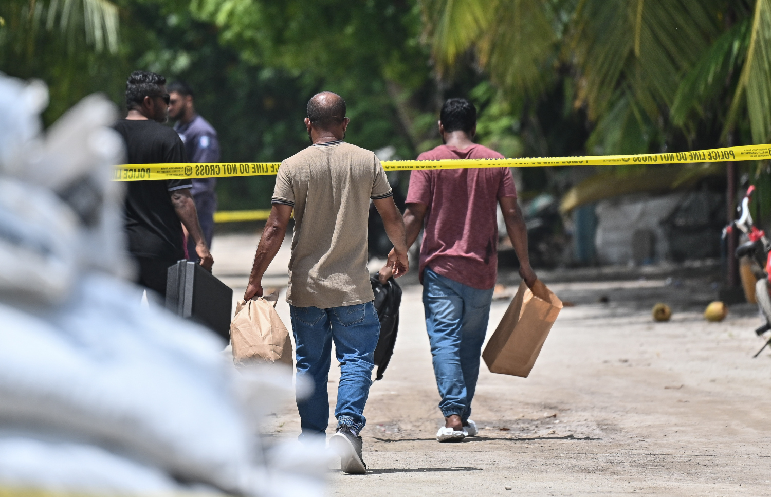 އަބްދުއްރަހްމާނުގެ މަރުގެ ތަހުގީގަށް ބައެއް ސާމާނު ފުލުހުން ގެންދަނީ. -- ފޮޓޯ: ފަޔާޒް މޫސާ | މިހާރު