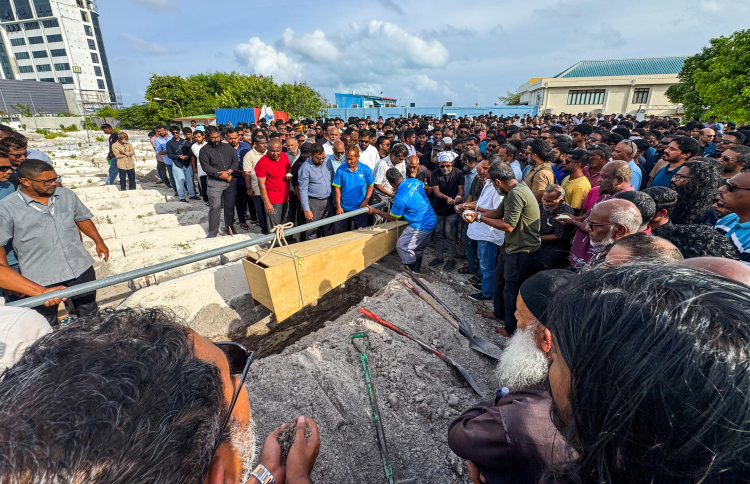 އެކްސިޑެންޓުގައި ނިޔާވި އަލްސަންގެ ޖަނާޒާ ބާއްވައިފި