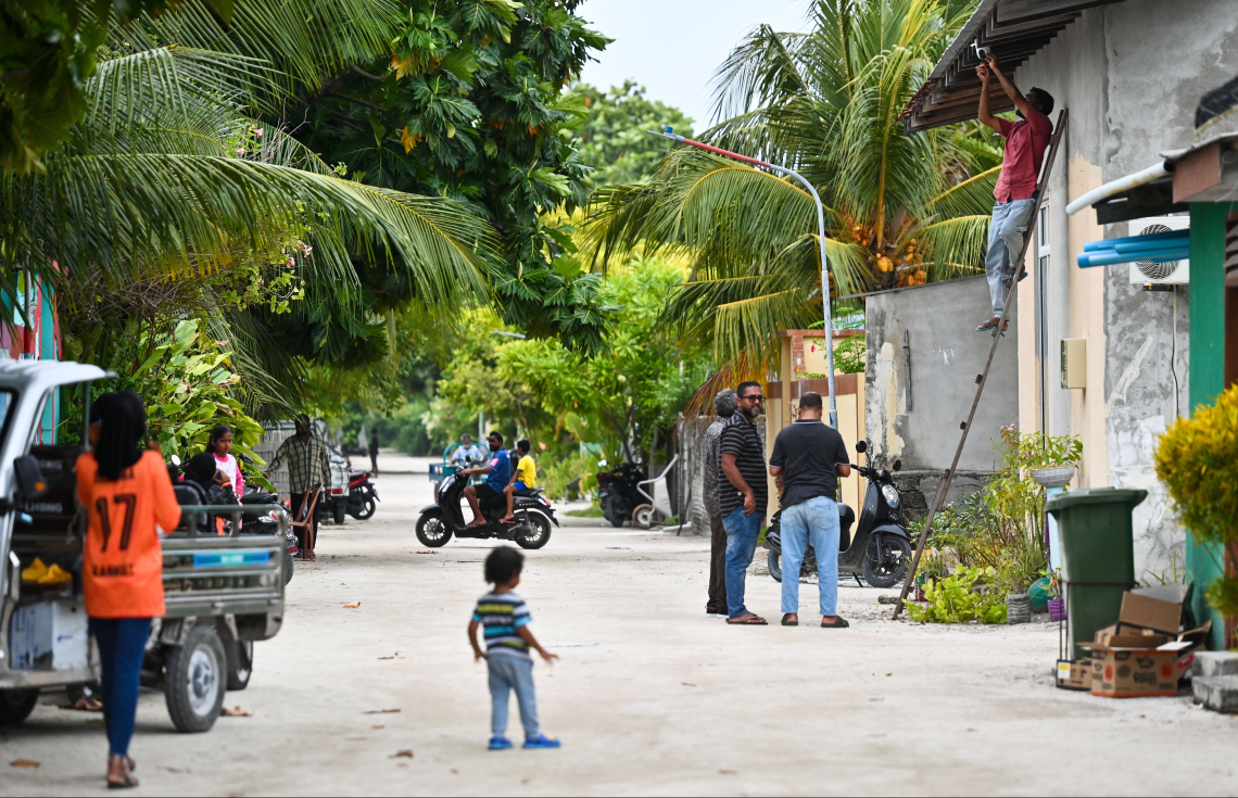 އަބްދުއްރަހުމާންގެ މަރު މައްސަލަ ތަހުގީގު ކުރަން މާޅޮހުގައި ހަރަކާތްތެރިވާ ފުލުހުން އެ ރަށު ގެއެއްގައި ހުރި ސީސީޓީވީގެ މެމޮރީ ކާޑު ނަގަނީ.--- ފޮޓޯ؛ ފަޔާޒު މޫސާ | މިހާރު