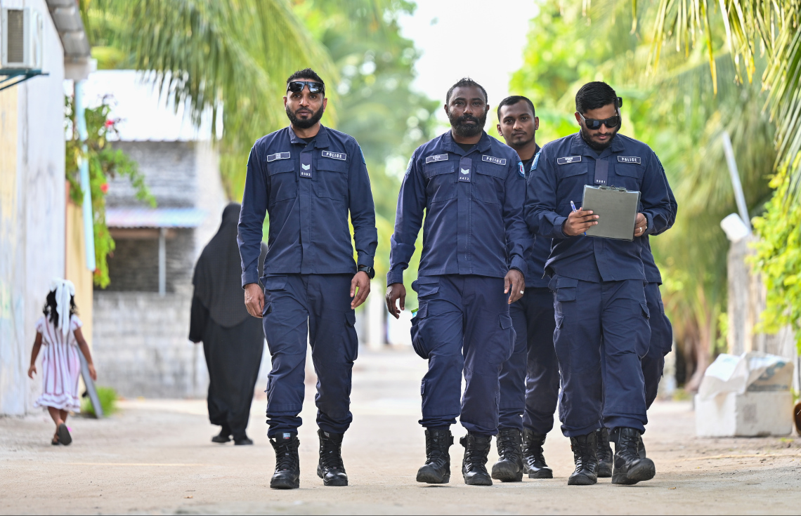 މައްސަލައަކާ ގުޅިގެން ފުލުހުންތަކެއް މައުލޫމާތު ނަގަނީ.---ފޮޓޯ: ފަޔާޒު މޫސާ| މިހާރު