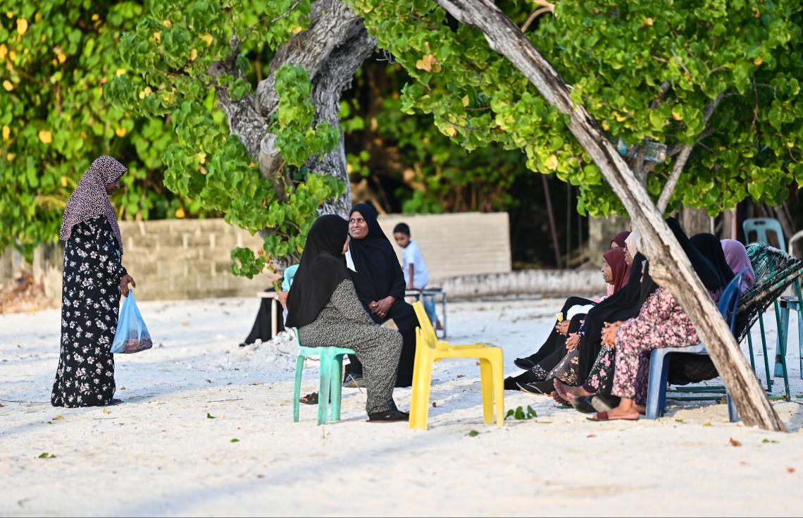މާޅޮހުގެ ބަނދަރު ސަރަހައްދުގައި އަންހެންވެރިންތަކެއް މަޑުކޮށްލައިގެން: މި ރަށު އަބްދުއްރަހުމާނަށް ދިން އަނިޔާވެރި ހަމަލައާ ގުޅިގެން އަދިވެސް ރަށު ރައްޔިތުން ތިބީ ބޮޑު ހައިރާންކަމެއްގެ ތެރޭގައި.--- ފޮޓޯ: ފަޔާޒު މޫސާ | މިހާރު