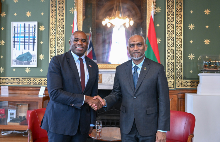 ޔޫކޭގެ ފޮރިން މިނިސްޓަރު ރައީސްގެ އަރިހަށް