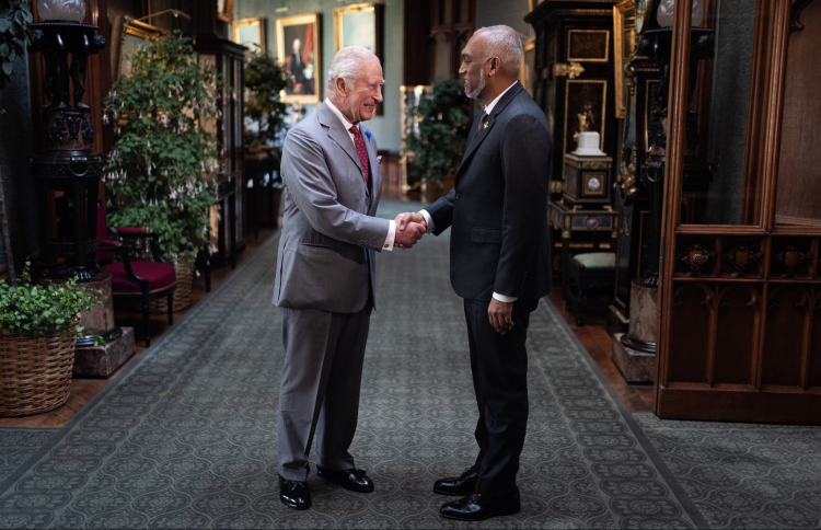 ކިންގް ޗާލްސް އާއި ރައީސް ބައްދަލުކުރައްވައިފި