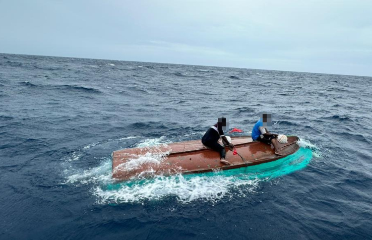 ބަންޑުން ޖަހައިލި ޑިންގީއަކުން މީހުން ސަލާމަތްކޮށްފި