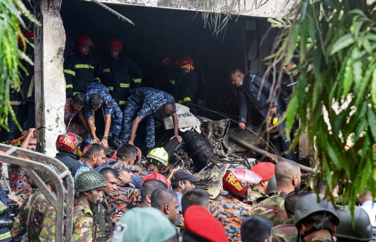 ބަންގްލާދޭޝްގެ ސްކޫލަކަށް ޖެޓެއް ވެއްޓި 16 މަރު