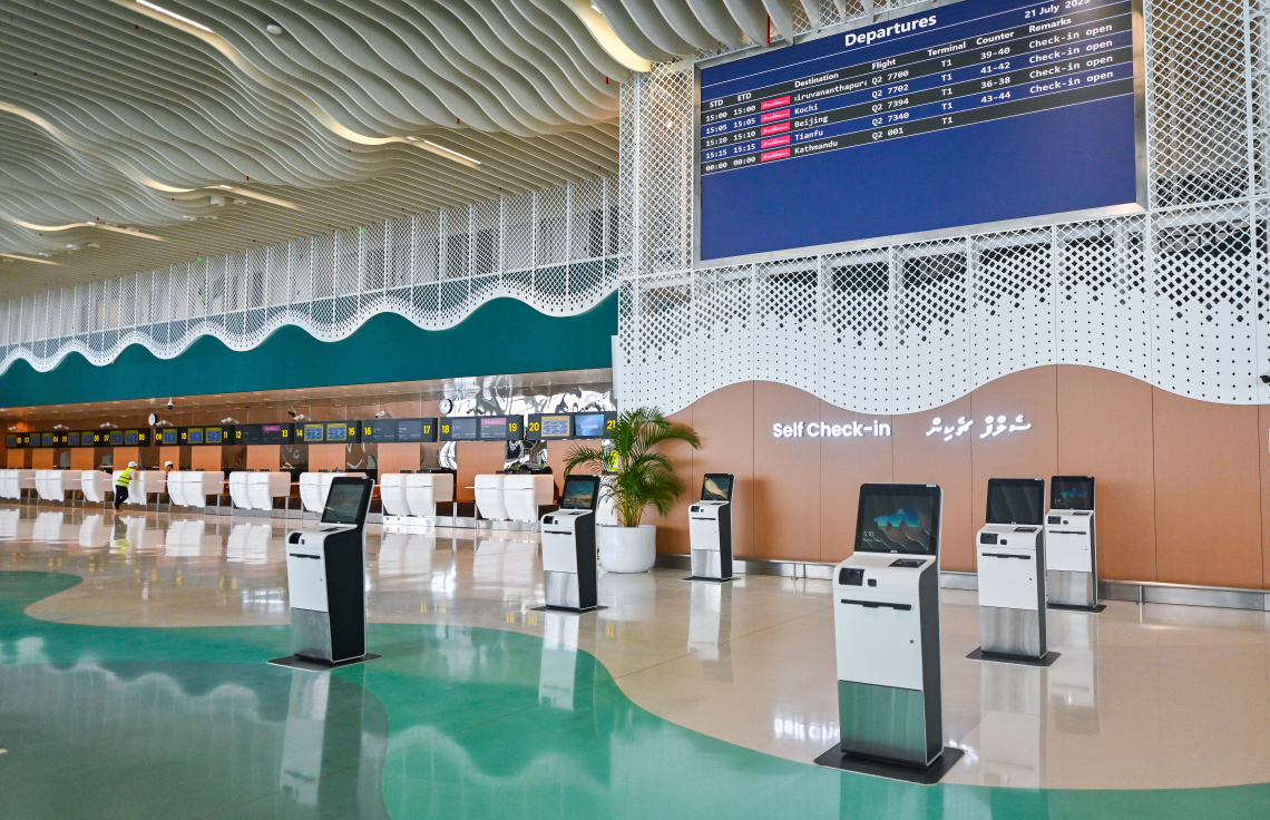 ވެލާނާ އިންޓަނޭޝަނަލް އެއާޕޯޓުގެ އާ ޓާމިނަލްގައި ގާއިމްކޮށްފައި ވާ ސެލްފް ޗެކިން ސްޓޭޝަންތައް.--- ފޮޓޯ: ފަޔާޒު މޫސާ | މިހާރު