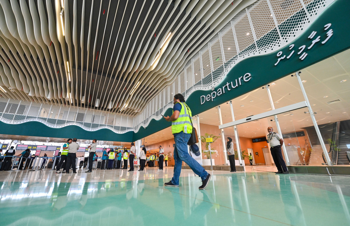 ވެލާނާ އިންޓަނޭޝަނަލް އެއާޕޯޓުގެ އާ ޓާމިނަލްގެ ޗެކިން ކައުންޓަރުތައް: އެ ޓާމިނަލުގައި 47 ޗެކިން ކައުންޓަރާއި ހަ ސެލްފް ޗެކިން ކައުންޓަރު ހުރޭ.--- ފޮޓޯ: ފަޔާޒު މޫސާ | މިހާރު