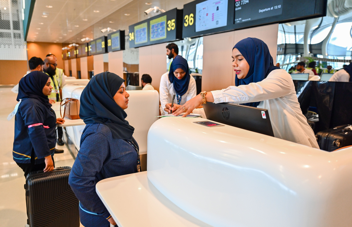 ވެލާނާ އިންޓަނޭޝަނަލް އެއާޕޯޓުގެ އާ ޓާމިނަލް ހުޅުވުމުގެ ކުރިން ކުރިއަށް ގެންދާ ފުލް ޓްރަޔަލްގެ ދަށުން، ފުރަން ގޮސް ތިބި ބަޔަކަށް ބޯޑިން ފާސް ދޫކުރަނީ: މި ޓާމިނަލް ގައި 47 ޗެކިން ކައުންޓަރާއި ހަ ސެލްފް ސާވިސް ކައުންޓަރު ހުރޭ.--- ފޮޓޯ: ފަޔާޒު މޫސާ | މިހާރު