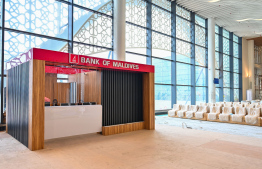 ވީއައިއޭގެ އާ ޓާމިނަލްގައި ހުންނަ ބީއެމްއެލްގެ ކައުންޓަރު: ފޭރުނު އެންމެ ޑޮލަރެއް ވެސް މިހާތަނަށް ފެނިފައި ނުވޭ.-- ފޮޓޯ: ފަޔާޒް މޫސާ | މިހާރު