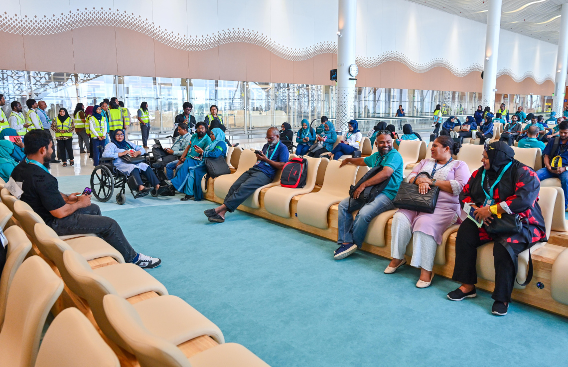 ވެލާނާ އިންޓަނޭޝަނަލް އެއާޕޯޓުގެ އާ ޓާމިނަލް ހުޅުވުމުގެ ކުރިން ކުރިއަށް ގެންދާ ފުލް ޓްރަޔަލްގައި ފުރަން ގޮސް ތިބި ބަޔަކު ފުރާމީހުން ތިބެން ހާއްސަ ސަރަހައްދުގައި މަޑުކޮށްލައިގެން.--- ފޮޓޯ: ފަޔާޒު މޫސާ | މިހާރު