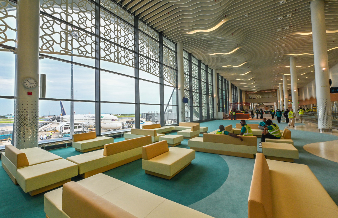 ވެލާނާ އިންޓަނޭޝަނަލް އެއާޕޯޓުގެ އާ ޓާމިނަލުގެ ވެއިޓިން އޭރިއާ: އެ ޓާމިނަލުގައި 12 އޭރޯ ބްރިޖް ހުންނާނެ.--- ފޮޓޯ: ފަޔާޒު މޫސާ | މިހާރު