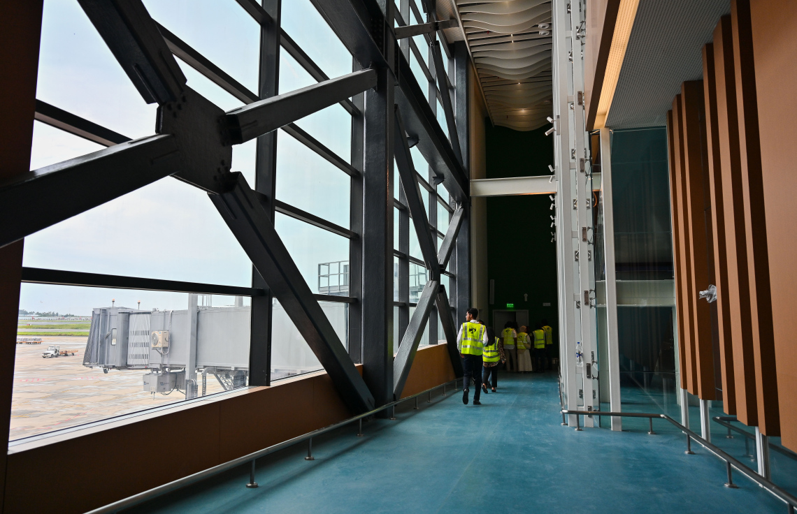 ވެލާނާ އިންޓަނޭޝަނަލް އެއާޕޯޓުގެ އާ ޓާމިނަލް ހުޅުވުމުގެ ކުރިން ނޫސްވެރިންނަށް ދައްކާލުން: މިއީ 9.2 ބިލިއަން ރުފިޔާ އިންވެސްޓް ކޮށްގެން ދައުލަތުން ހެދި ޓާމިނަލެއް.--- ފޮޓޯ: ފަޔާޒު މޫސާ | މިހާރު