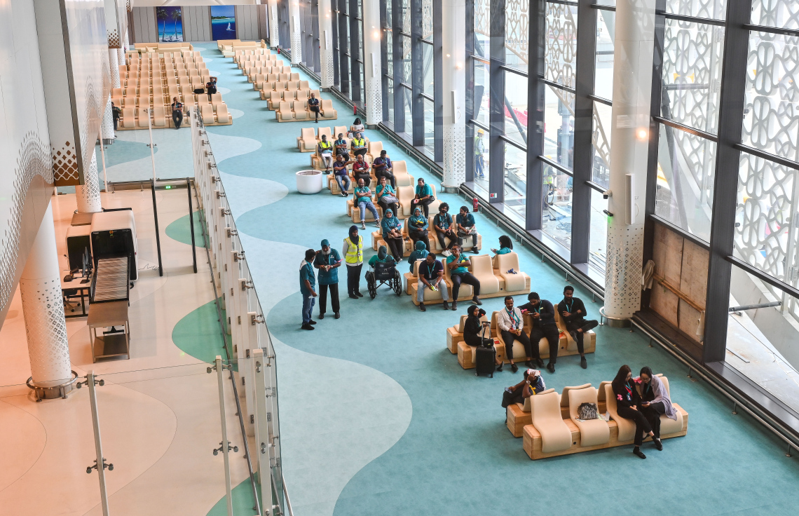 ވެލާނާ އިންޓަނޭޝަނަލް އެއާޕޯޓުގެ އާ ޓާމިނަލް ހުޅުވުމުގެ ކުރިން ބާއްވަމުން ގެންދާ ޓްރަޔަލް ސެޝަންގައި ބައިވެރިވި ބައެއް މީހުން ފުރަން ތައްޔާރު ވެގެން ވެއިޓިން ސަރަހައްދުގައި.--- ފޮޓޯ: ފަޔާޒް މޫސާ | މިހާރު