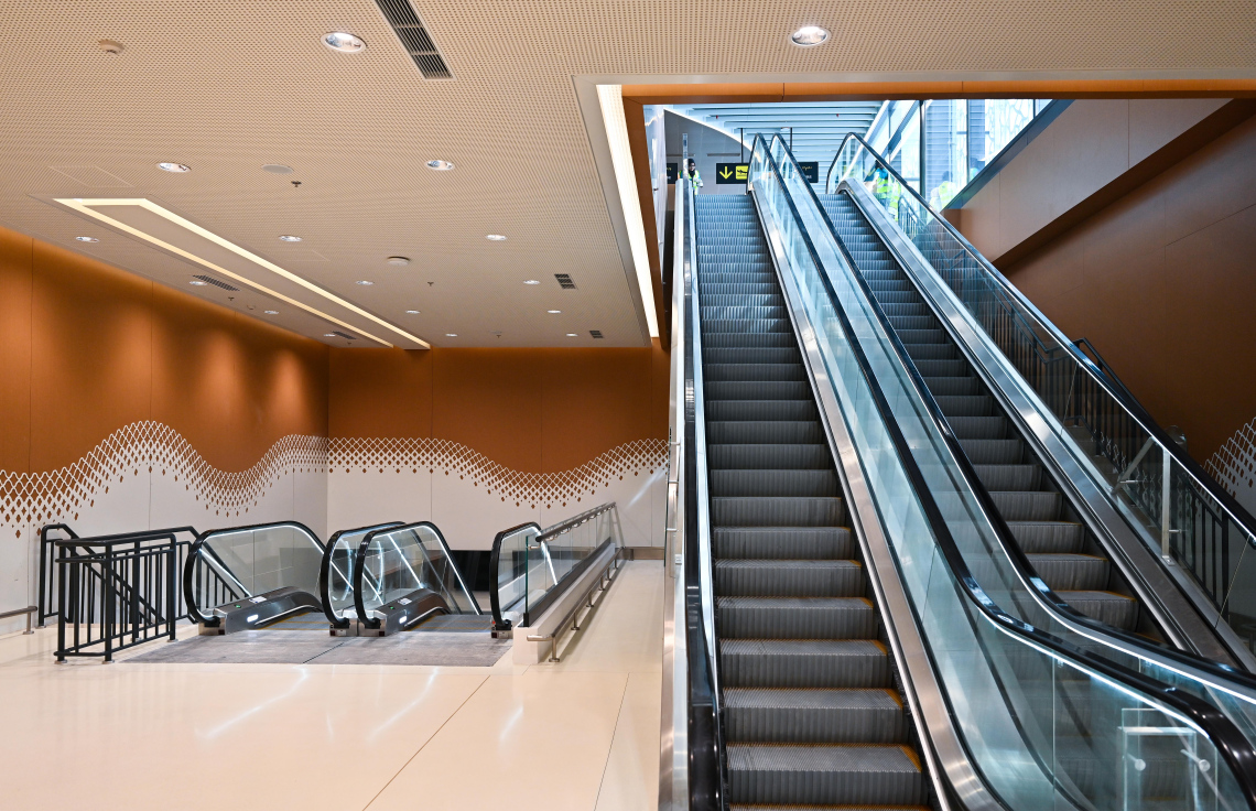 ރާއްޖޭގެ މައި އެއާޕޯޓުގެ އާ ޓާމިނަލް ބޭނުންކުރާ ފަސިންޖަރުން ބޭނުމަށް ގާއިމްކޮށްފައިވާ އެސްކަލޭޓާސްތައް: ޖުމުލަ 14 އެސްކަލޭޓަރުތައް މި ޓާމިނަލްގައި ހުންނާނެ.--- ފޮޓޯ: ފަޔާޒު މޫސާ | މިހާރު