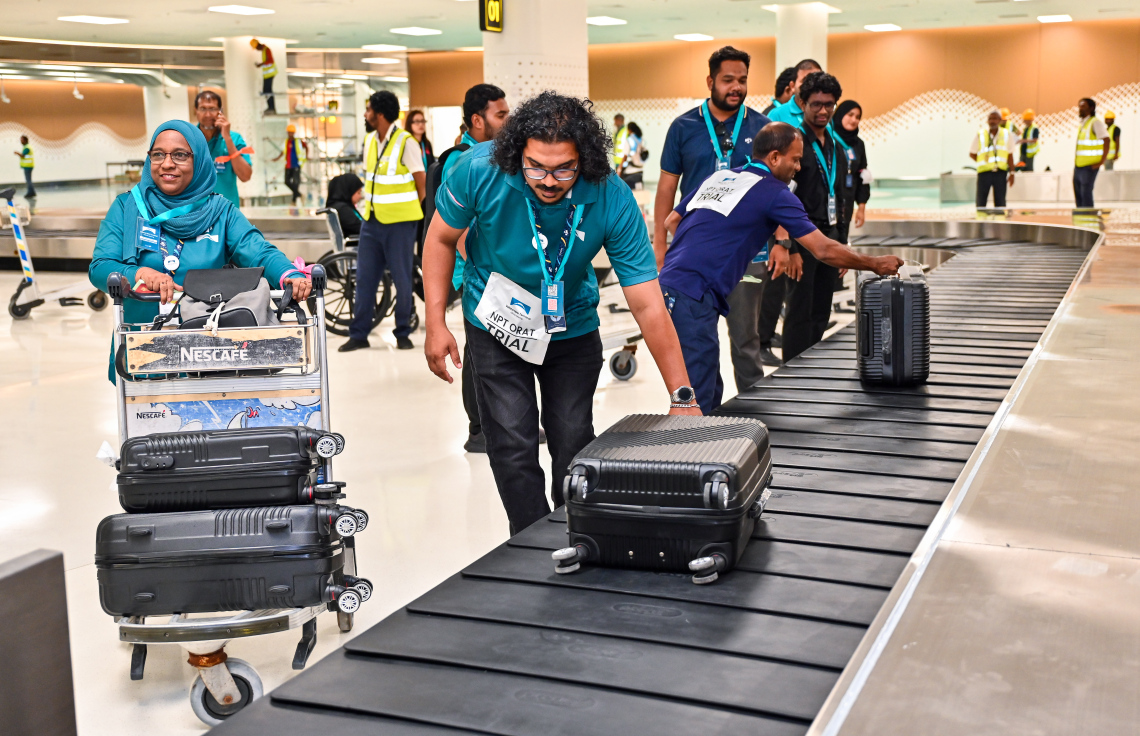 ވެލާނާ އިންޓަނޭޝަނަލް އެއާޕޯޓުގެ އާ ޓާމިނަލް ހުޅުވުމުގެ ކުރިން ކުރިއަށް ގެންދާ ފުލް ޓްރަޔަލްގައި ބެގޭޖުގެ ބައިވެރިން ކްލެއިމް ބެލްޓުން ލަގެޖުތައް ނަގަނީ.--- ފޮޓޯ: ފަޔާޒު މޫސާ | މިހާރު