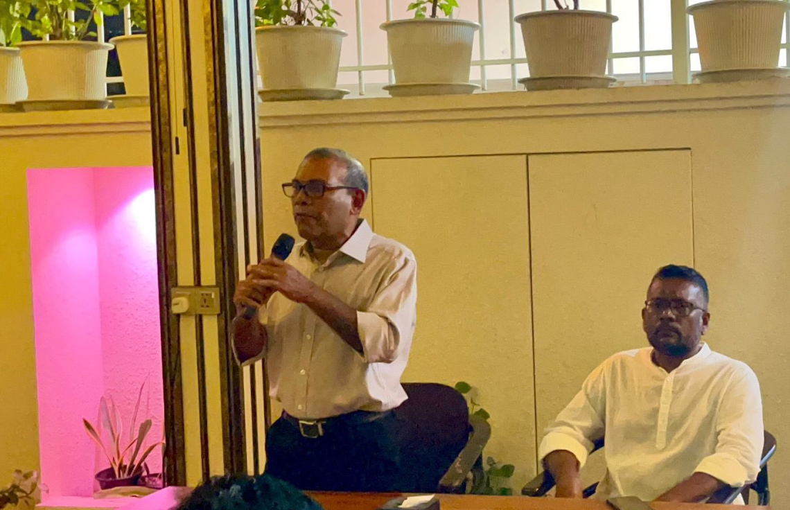 ރޭގެ ބައްދަލުވުމުގައި ނަޝީދު ވާހަކަ ދައްކަވާއިރު ފައްޔާޒު އަޑުއައްސަވަނީ.