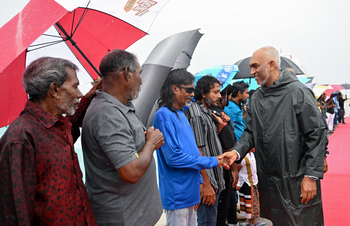 ރައިސް ޑރ. މުހައްމަދު މުއިއްޒު ނ. ހެނބަދޫއަށް ވަޑައިގަތުމުން އެ ރަށުން އެމަނިކުފާނަށް މަރުހަބާ ކިޔުމަށް ނިކުތް ރައްޔިތުންނާ ސަލާމް ކުރައްވަނީ،.--- ފޮޓޯ: ރައީސް އޮފީސް