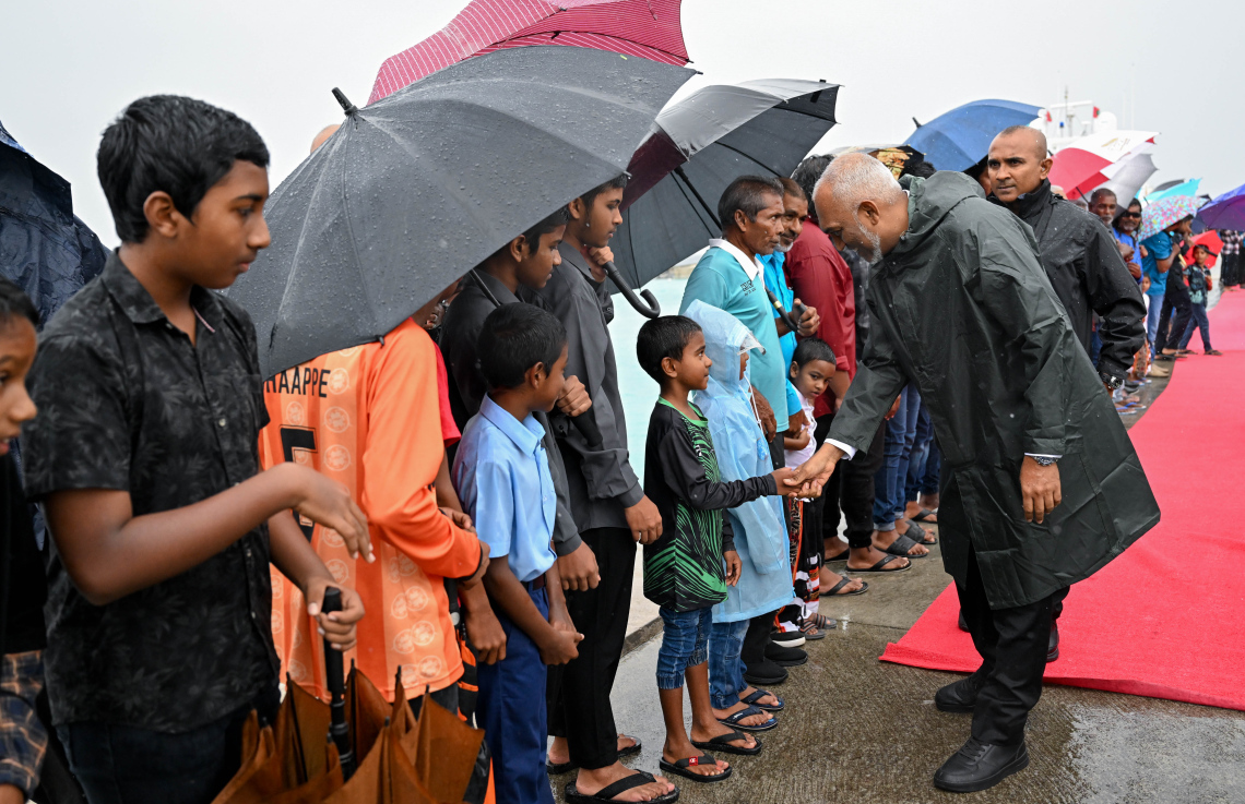ރައިސް ޑރ. މުހައްމަދު މުއިއްޒު ނ. ހެނބަދޫއަށް ވަޑައިގަތުމުން އެ ރަށުން އެމަނިކުފާނަށް މަރުހަބާ ކިޔުމަށް ނިކުތް ރައްޔިތުންނާ ސަލާމް ކުރައްވަނީ،.--- ފޮޓޯ: ރައީސް އޮފީސް