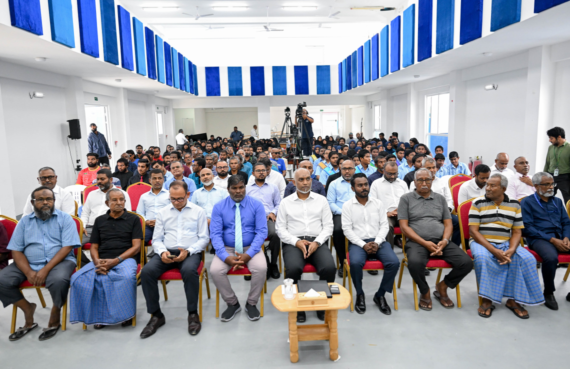 ރައިސް ޑރ. މުހައްމަދު މުއިއްޒު ނ. ހެނބަދޫއަށް ވަޑައިގެން އެރަށު ރައްޔަތުންނާ ބައްދަލުކުރައްވަން ބޭއްވި ޖަލްސާ،.--- ފޮޓޯ: ރައީސް އޮފީސް