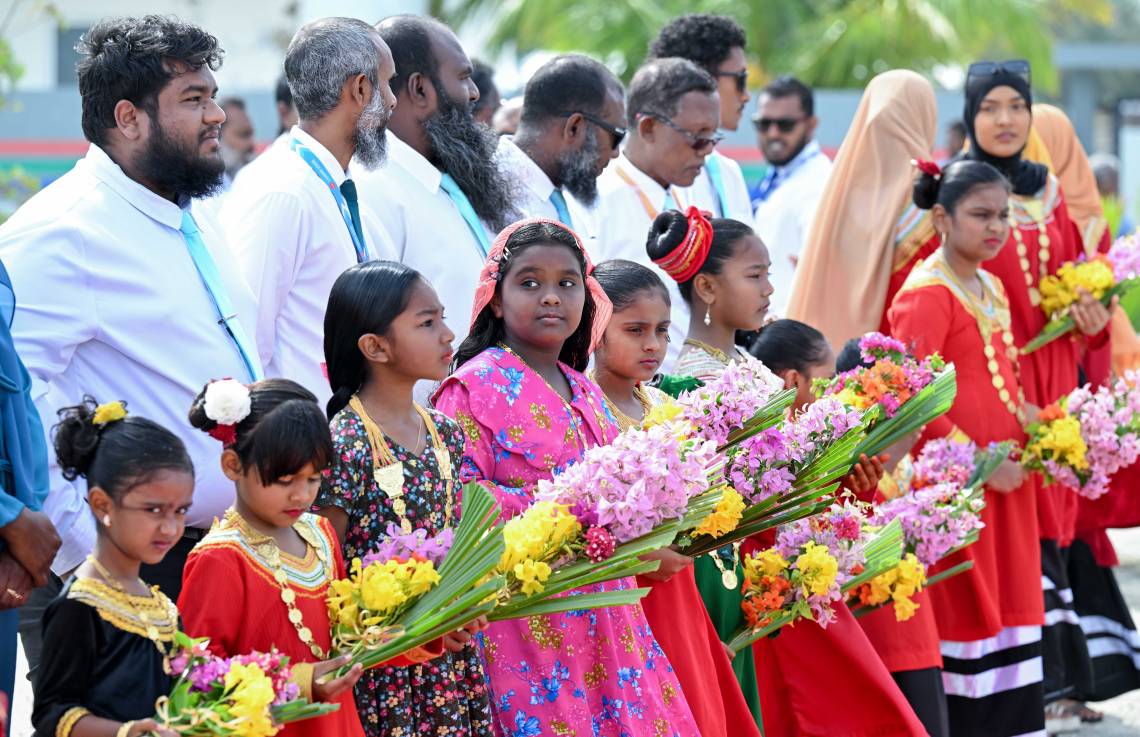 ރައިސް ޑރ. މުހައްމަދު މުއިއްޒު ނ. ލަންދޫއަށް ވަޑައިގަތުމުން އެ ރަށުން އެމަނިކުފާނަށް މަރުހަބާ ކިޔުމަށް ނިކުތް ކުޑަކުދިން މާބޮނޑި ހިފައިގެން،.--- ފޮޓޯ: ރައީސް އޮފީސް
