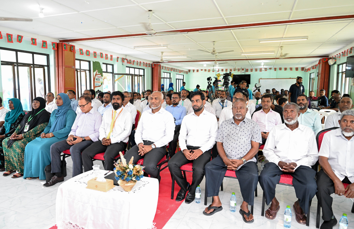 ރައިސް ޑރ. މުހައްމަދު މުއިއްޒު ނ. ލަންދޫއަށް ވަޑައިގެން އެރަށު ރައްޔަތުންނާ ބައްދަލުކުރައްވަން ބޭއްވި ޖަލްސާ،.--- ފޮޓޯ: ރައީސް އޮފީސް