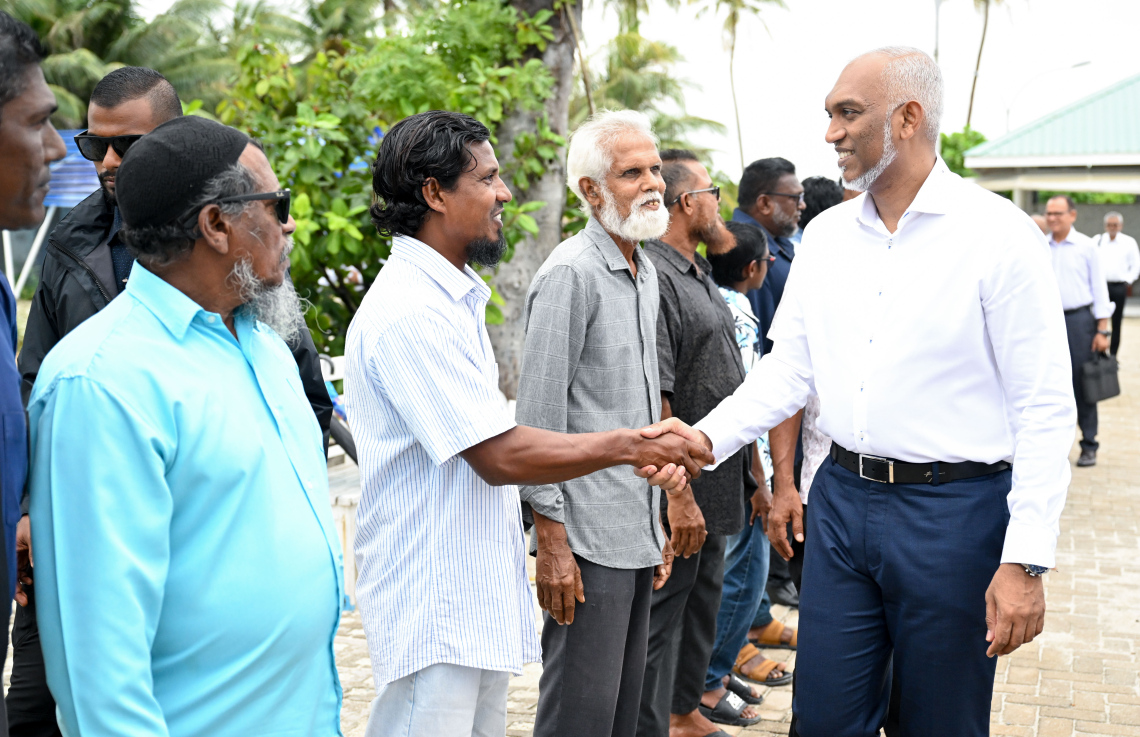 ރައިސް ޑރ. މުހައްމަދު މުއިއްޒު  ނ. ކުޑަފަރިއަށް ވަޑައިގަތުމުން އެ ރަށުން އެމަނިކުފާނަށް މަރުހަބާ ކިޔުމަށް ނިކުތް ރައްޔިތުންނާ ސަލާމް ކުރައްވަނީ،.--- ފޮޓޯ: ރައީސް އޮފީސް