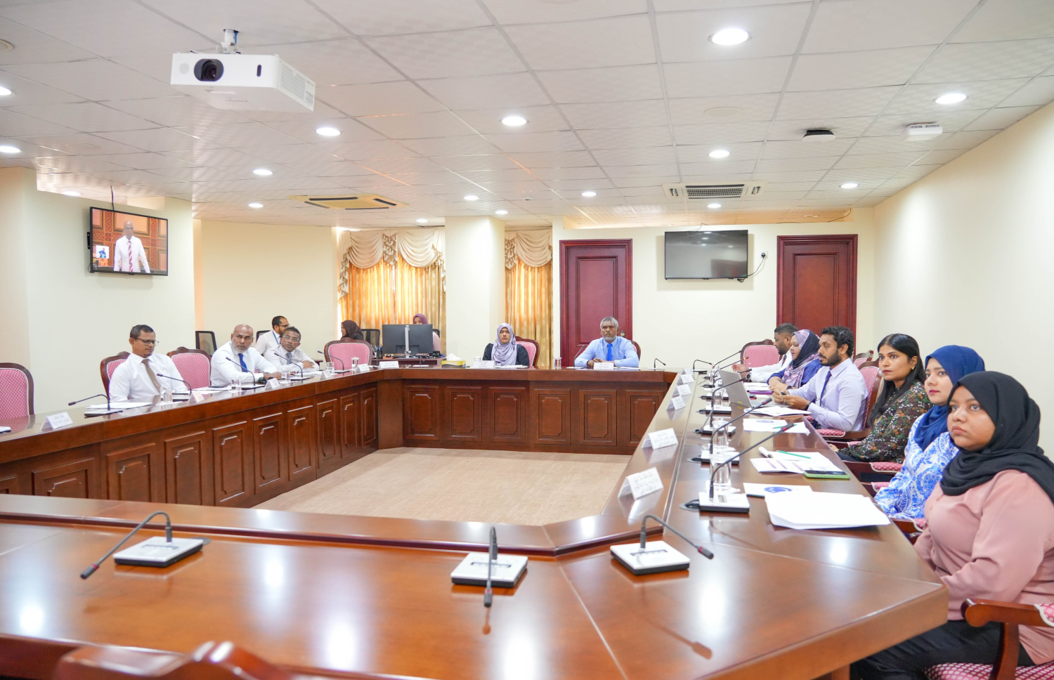 މަޖިލީހުގެ ހިއުމަން ރައިޓްސް އެންޑް ޖެންޑާ ކޮމިޓީން ފެމިލީ ޕްރޮޓެކްޝަން އޮތޯރިޓީގެ 2024 ވަނަ އަހަރުގެ އަހަރީ ރިޕޯޓު އަދި ޖިންސީ ކުށުގެ ގާނޫނުގެ ދަށުން ތައްޔާރުކޮށްފައިވާ ހުލާސާ މޮނިޓަރިން ރިޕޯޓާ ގުޅޭގޮތުން ބޭއްވި ބައްދަލުވުން. -- ފޮޓޯ | މަޖިލިސް