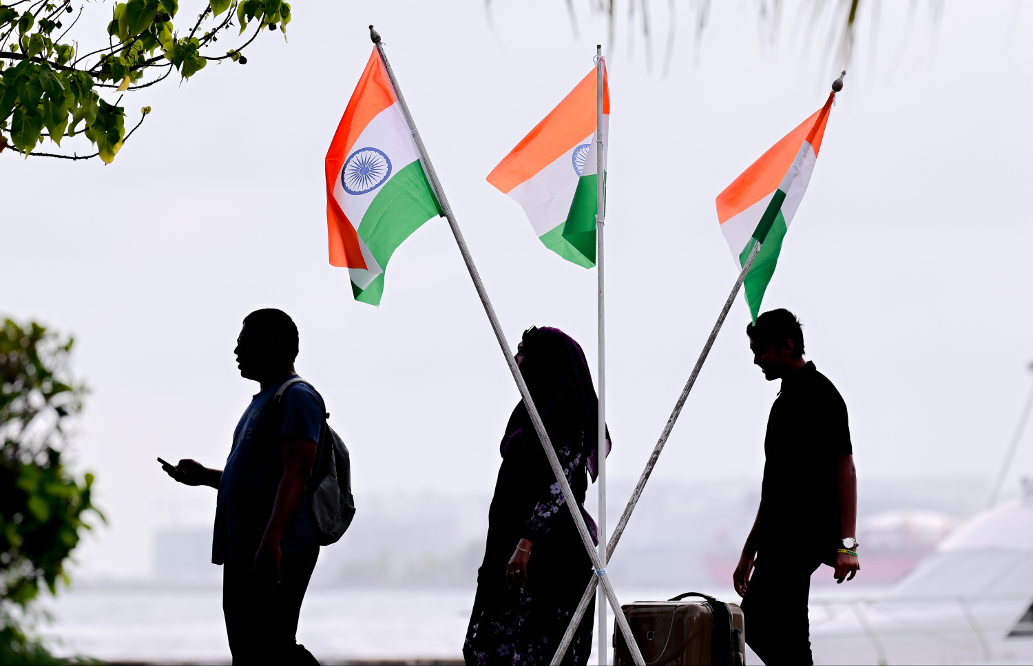 އިންޑިއާގެ ބޮޑުވަޒީރު މޯދީ ރާއްޖެ އަށް ވަޑައިގަތުމާ ގުޅިގެން ޖުމްހޫރީ މައިދާން ސަރަހައްދުގައި އެ ގައުމުގެ ދިދަ ޖަހާފައިވާއިރު ބަޔަކު ހިނގާފައި ދަނީ.---ފޮޓޯ: ނިޝާން އަލީ| މިހާރު