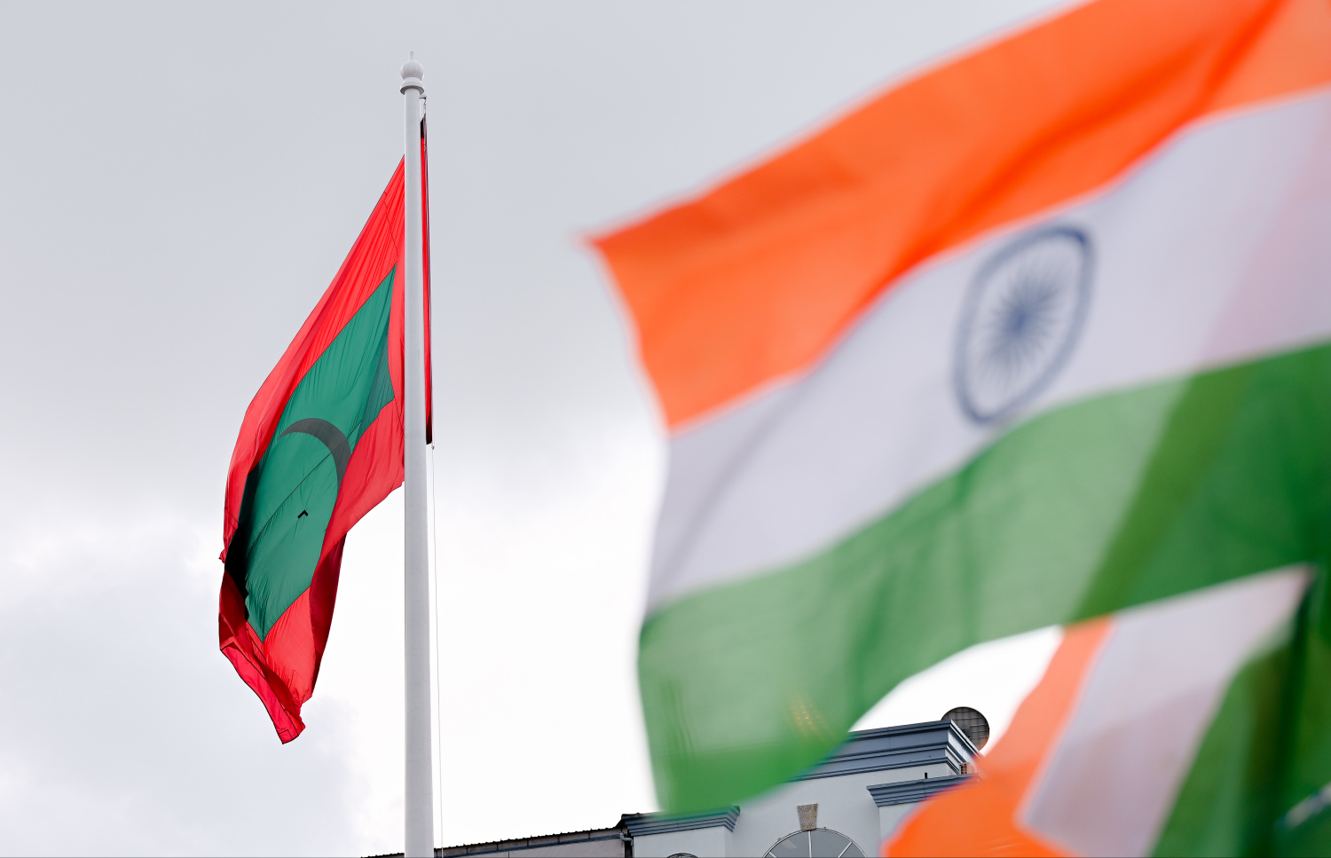 އިންޑިއާގެ ބޮޑުވަޒީރު ނަރެންދުރަ މޯދީ ފުރަމާނަ ދަތުރުފުޅެއްގައި ރާއްޖެ ވަޑައިގަންނަވާތީ ޖުމްހޫރީ މައިދާނުގައި ދިވެހި ދިދަ އާއި އިންޑިއާގެ ދިދަ ބަހައްޓައިފައި.-- ފޮޓޯ: ނިޝާން އަލީ | މިހާރު