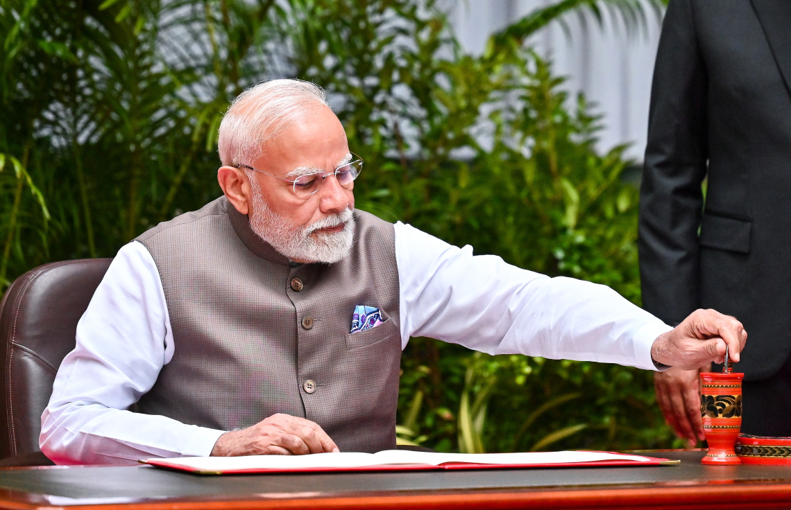 އިންޑިއާގެ ބޮޑުވަޒީރު ނަރެންދުރަ މޯދީ ރައީސް އޮފީހަށް ވަޑައިގެން މެހުމާނުން ސޮއިކުރައްވާ ފޮތުގައި ސޮއިކުރެއްވުމަށް ފަހު ގަލަން ބާއްވަވަނީ.--- ފޮޓޯ: ފަޔާޒު މޫސާ | މިހާރު