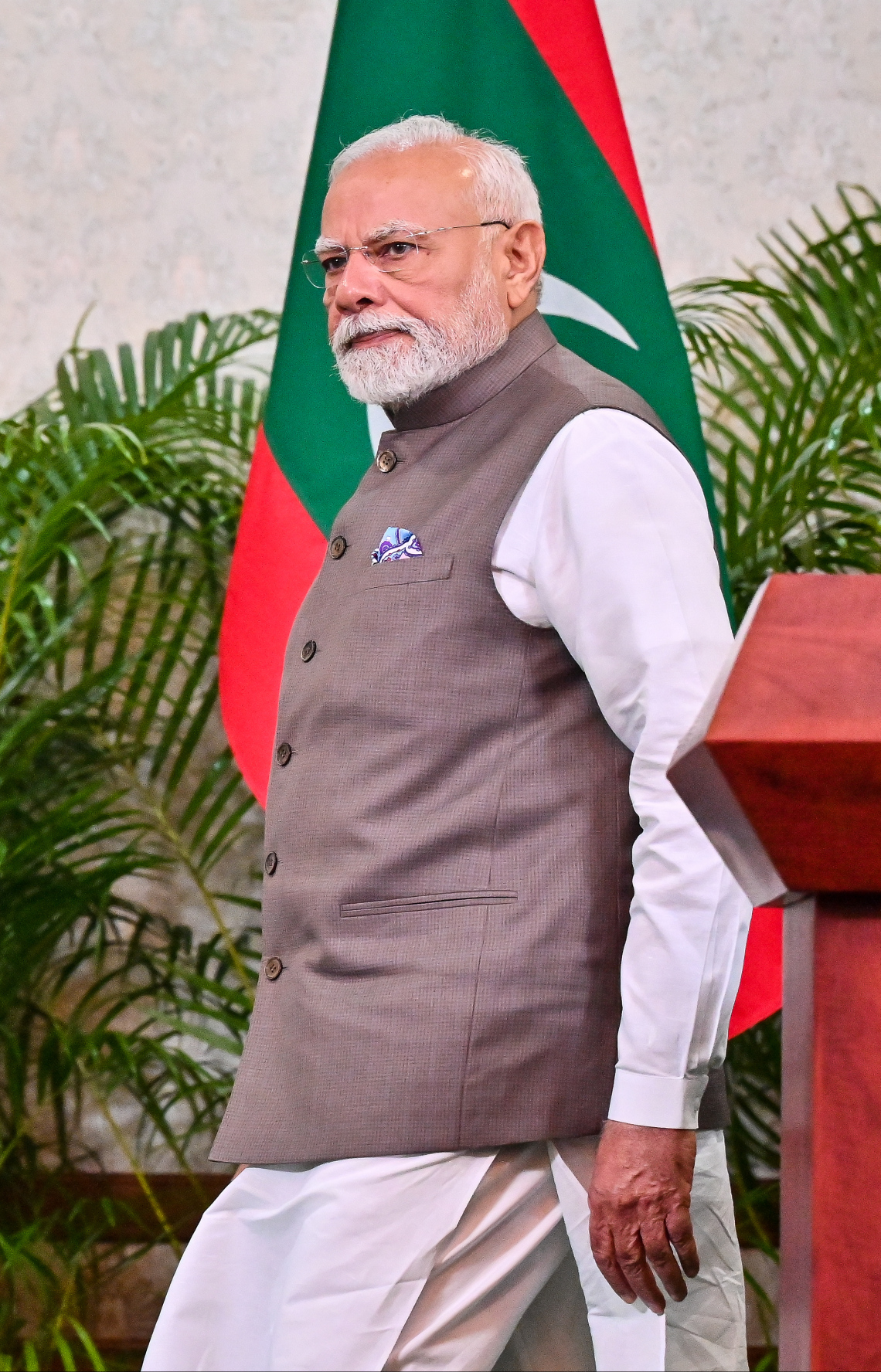 ރާއްޖެ އާއި އިންޑިއާ އިން 8 އެއްބަސްވުމެއްގައި ސޮއިކުރެއްވުމަށް ފަހު، އިންޑިއާގެ ބޮޑުވަޒީރު ނަރެންދުރަ މޯދީ ދެ ގައުމުގެ ގުޅިފައިވާ ބަޔާން އިއްވެވުމަށް ޕޯޑިއަމަށް ވަޑައިގަންނަވަނީ.-- ފޮޓޯ: ފަޔާޒު މޫސާ | މިހާރު