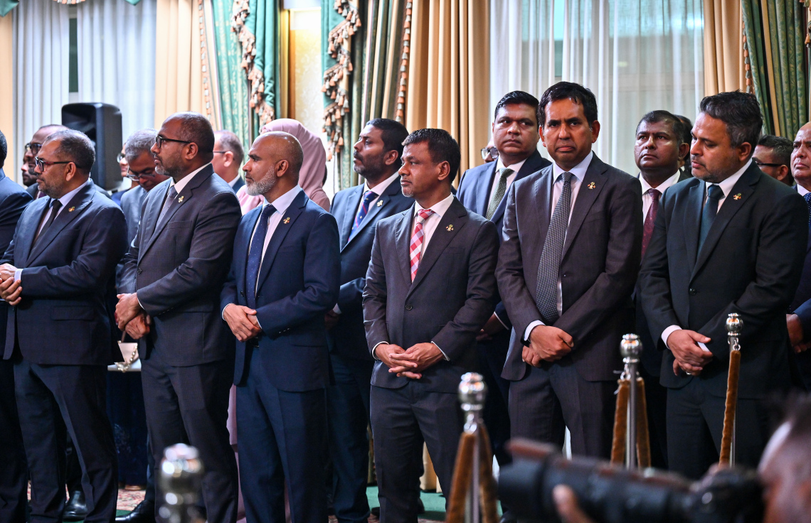 އިންޑިއާގެ ބޮޑުވަޒީރު ނަރެންދުރަ މޯދީ އާއި ރައީސް ޑރ މުހައްމަދު މުއިއްޒު ދެ ގައުމުގެ ގުޅިފައިވާ ބަޔާން އިއްވެވުމަށް ރައީސް އޮފީހުގައި ބޭއްވި އިވެންޓުގައި މިނިސްޓަރުން ބައިވެރިވެވަޑައިގަންނަވަނީ.--- ފޮޓޯ: ފަޔާޒު މޫސާ | މިހާރު