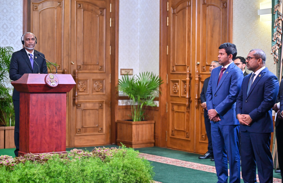 އިންޑިއާގެ ބޮޑުވަޒީރު ނަރެންދުރަ ދެ ގައުމުގެ ގުޅިފައިވާ ބަޔާން އިއްވަވާއިރު، ރައީސް މުއިއްޒު ހެޑްސެޓް އަޅުއްވައިގެން އެ ބަޔާން އަޑުއައްސަވަނީ..-- ފޮޓޯ: ފަޔާޒު މޫސާ | މިހާރު