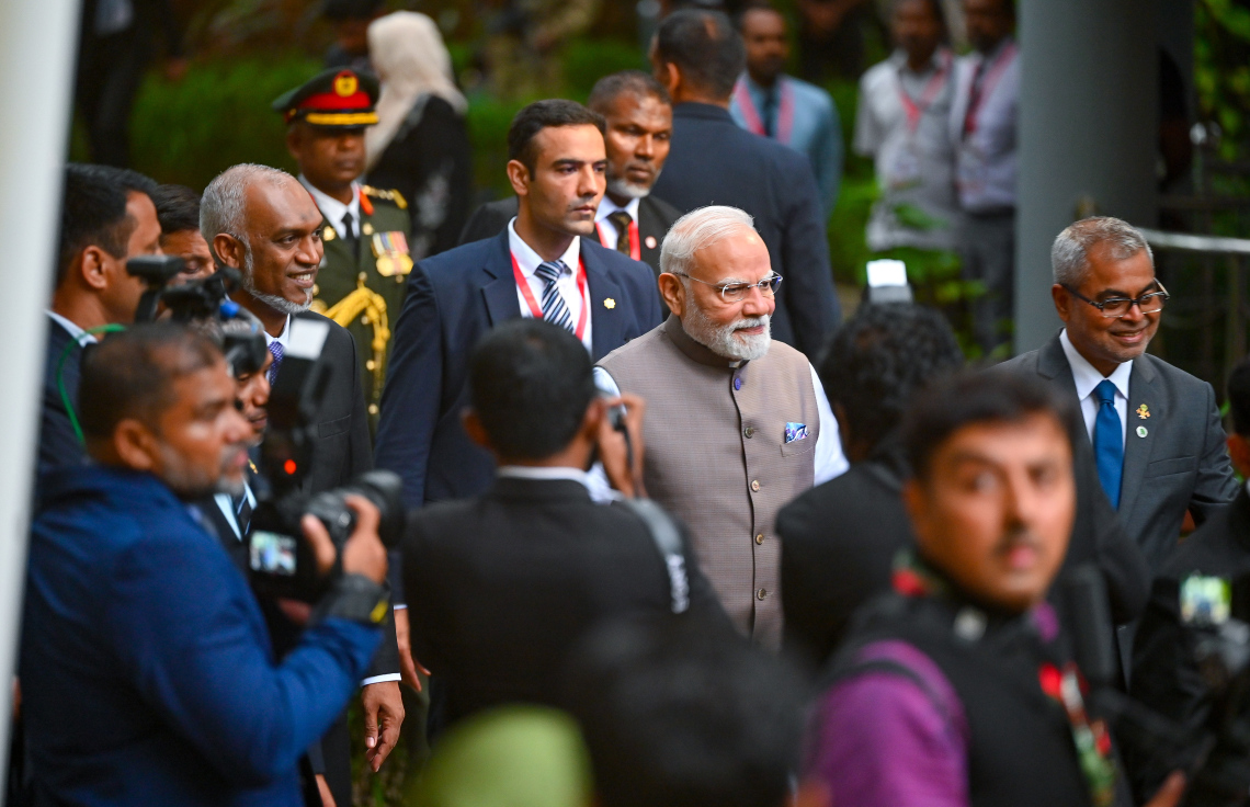 އިންޑިއާގެ ބޮޑު ވަޒީިރު ނަރެންދުރަ މޯދީ ރާއްޖެ އަށް ކުރައްވަމުން ގެންދަވާ ފުރަމާނަ ދަތުރުފުޅުގައި ސަލްޓަން ޕާކްގައި ގަސް އިންދެވުމަށް ޕާކަށް ވަދެ ވެޑައިގަންނަވަނީ އަދި އަރިހުގައި ރައީސް ޑރ މުހައްމަދު މުއިއްޒު.--- ފޮޓޯ: ނިޝާން އަލީ | މިހާރު