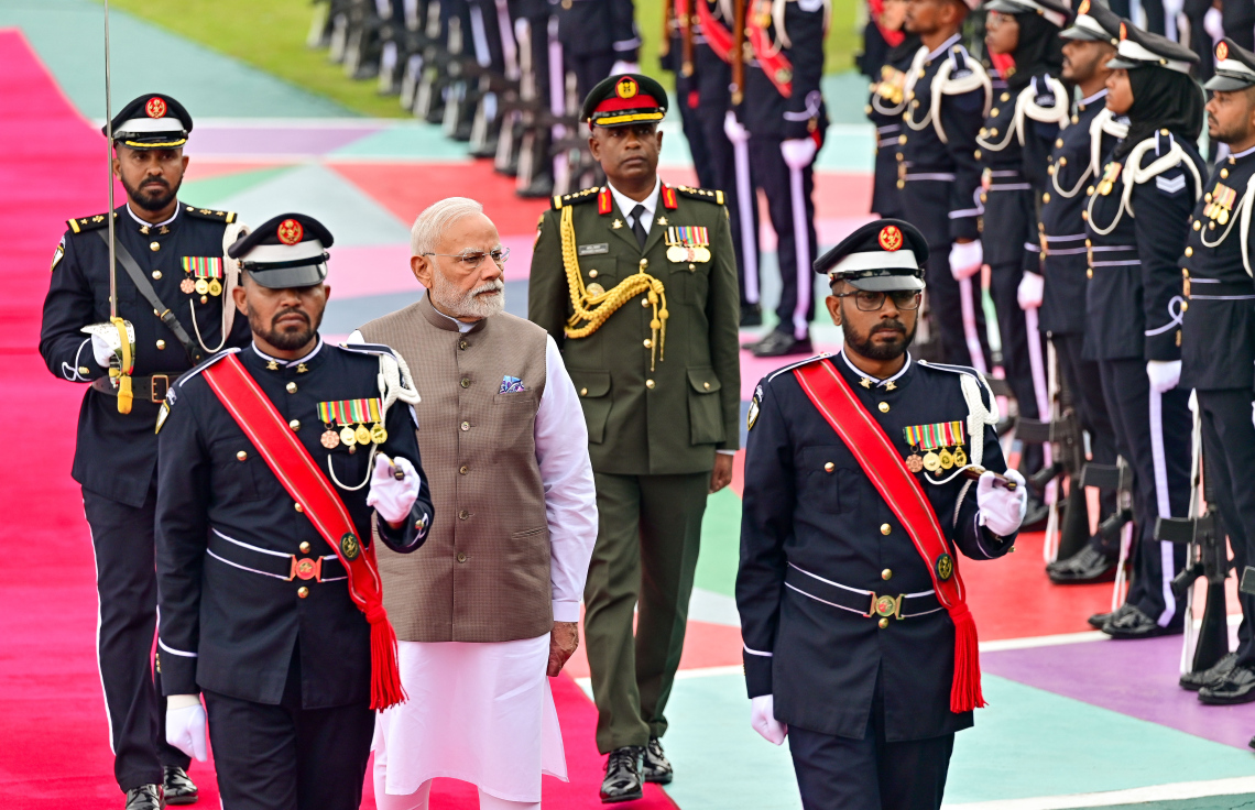 އިންޑިއާގެ ބޮޑުވަޒީރު ނަރެންދުރަ މޯދީއަށް މާލެއިން ރަސްމީ އިއްޒަތުގައި މަރުހަބާ ދެންނެވުމަށް ބޭއްވި ރަސްމިއްޔާތު.-- ފޮޓޯ: ނިޝާން އަލީ | މިހާރު