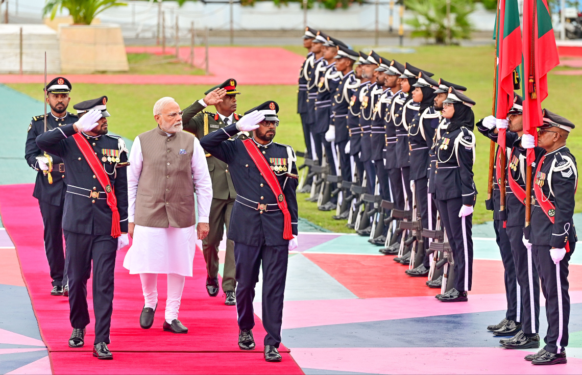 އިންޑިއާގެ ބޮޑުވަޒީރު ނަރެންދުރަ މޯދީއަށް މާލެއިން ރަސްމީ އިއްޒަތުގައި މަރުހަބާ ދެންނެވުމަށް ބޭއްވި ރަސްމިއްޔާތު.-- ފޮޓޯ: ނިޝާން އަލީ | މިހާރު