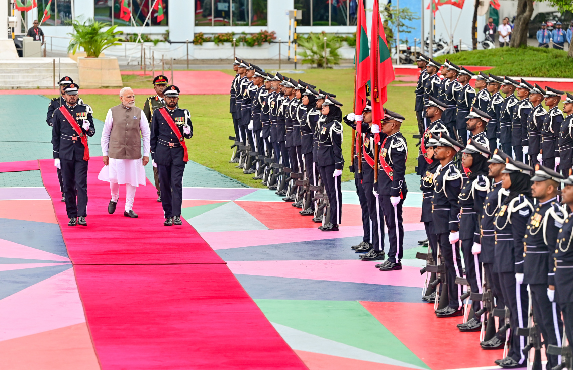 އިންޑިއާގެ ބޮޑުވަޒީރު ނަރެންދުރަ މޯދީއަށް މާލެއިން ރަސްމީ އިއްޒަތުގައި މަރުހަބާ ދެންނެވުމަށް ބޭއްވި ރަސްމިއްޔާތު.-- ފޮޓޯ: ނިޝާން އަލީ | މިހާރު