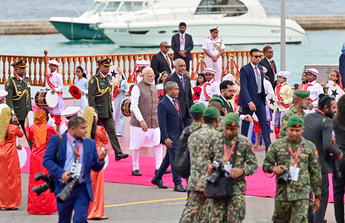 އިންޑިއާގެ ބޮޑުވަޒީރު ނަރެންދުރަ މޯދީއަށް މާލެއިން ރަސްމީ އިއްޒަތުގައި މަރުހަބާ ދެންނެވުމަށް ބޭއްވި ރަސްމިއްޔާތުގައި ރައީސް މުއިއްޒާ އެކު ހިންގަވާފައި ވަޑައިގަންނަވަނީ.--- ފޮޓޯ: ނިޝާން އަލީ | މިހާރު