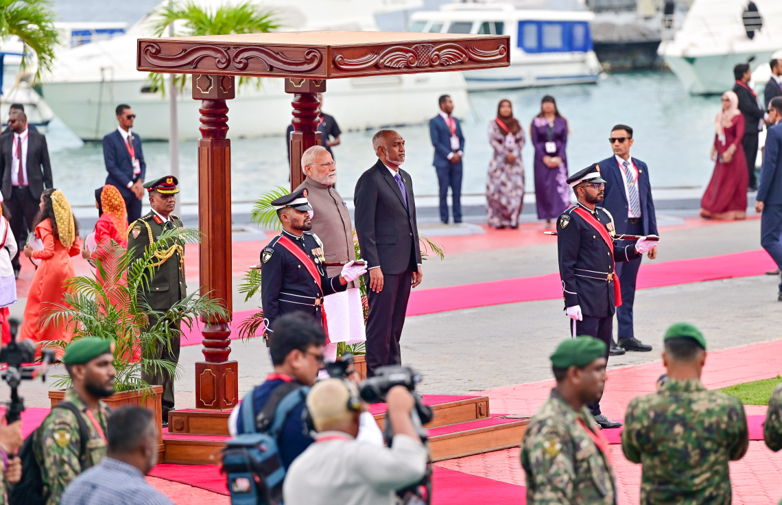 އިންޑިއާގެ ބޮޑުވަޒީރު ނަރެންދުރަ މޯދީއަށް މާލެއިން ރަސްމީ އިއްޒަތުގައި މަރުހަބާ ދެންނެވުމަށް ބޭއްވި ރަސްމިއްޔާތު.-- ފޮޓޯ: ނިޝާން އަލީ | މިހާރު