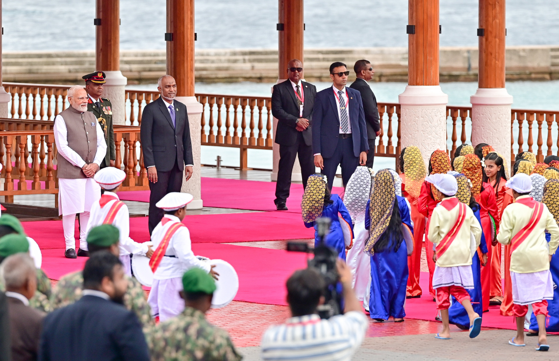 އިންޑިއާގެ ބޮޑުވަޒީރު ނަރެންދުރަ މޯދީއަށް މާލެއިން ރަސްމީ އިއްޒަތުގައި މަރުހަބާ ދެންނެވުމަށް ބޭއްވި ރަސްމިއްޔާތު ސްކޫލް ކުދިންގެ އައިޓަމެއް ހުށަހަޅައިދެނީ.-- ފޮޓޯ: ނިޝާން އަލީ | މިހާރު