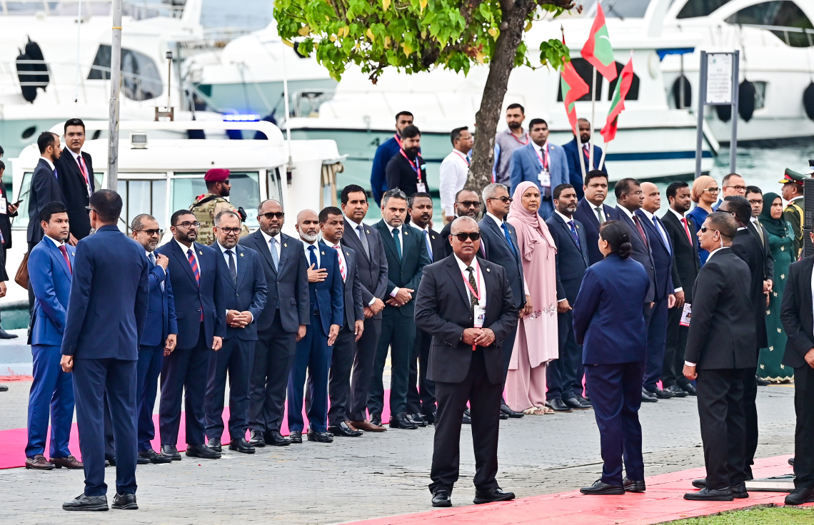 އިންޑިއާގެ ބޮޑުވަޒީރު ނަރެންދުރަ މޯދީ އަށް މާލެއިން ރަސްމީ އިއްޒަތުގައި މަރުހަބާ ދެންނެވުމަށް ބޭއްވި ރަސްމިއްޔާތަށް އެ މަނިކުފާނު ވަޑައިގަންނަވަންދެން މިނިސްޓަރުން ޖުމްހޫރީ މައިދާނުގައި ސަފު ހައްދަވައިގެން.--- ފޮޓޯ: ނިޝާން އަލީ | މިހާރު