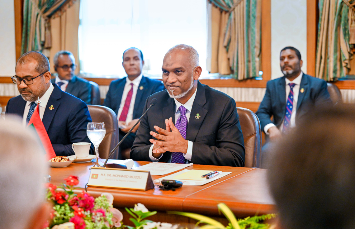 އިންޑިއާގެ ބޮޑުވަޒީރު މޯދީ މިހާރު ރާއްޖެ އަށް ކުރައްވަމުން ގެންދަވާ ފުރަމާނަ ދަތުރުފުޅުގައި މިއަދު ހަވީރު ބޭއްވި ދެ ގައުމުގެ ރަސްމީ ވާހަކަތަކުގައި ރައީސް މުއިއްޒު ވާހަކަފުޅު ދައްކަވަނީ.---ފޮޓޯ: ރައީސް އޮފީސް