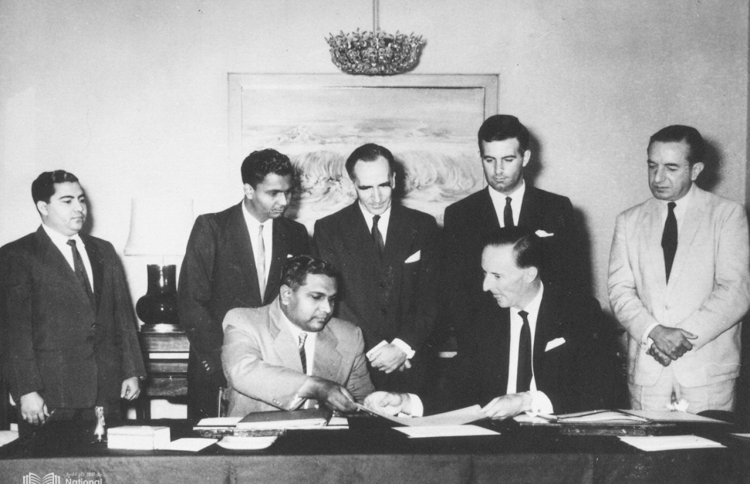 ރާއްހޭގެ މިނިވަންކަމުގެ އެއްބަސްވުމުގައި ޖުލައި 26، 1965 ގައި ރާއްޖޭގެ އޭރުގެ ބޮޑުވަޒީރު އިބްރާހިމް ނާސިރާއި ސިލޯނުގައި އެ ދުވަސްވަތު ހުންނެވި އިނގިރޭސި ހައިކޮމިޝަނަރު ސާ މައިކަލް ވޯކަ ސޮއިކުރައްވަނީ.