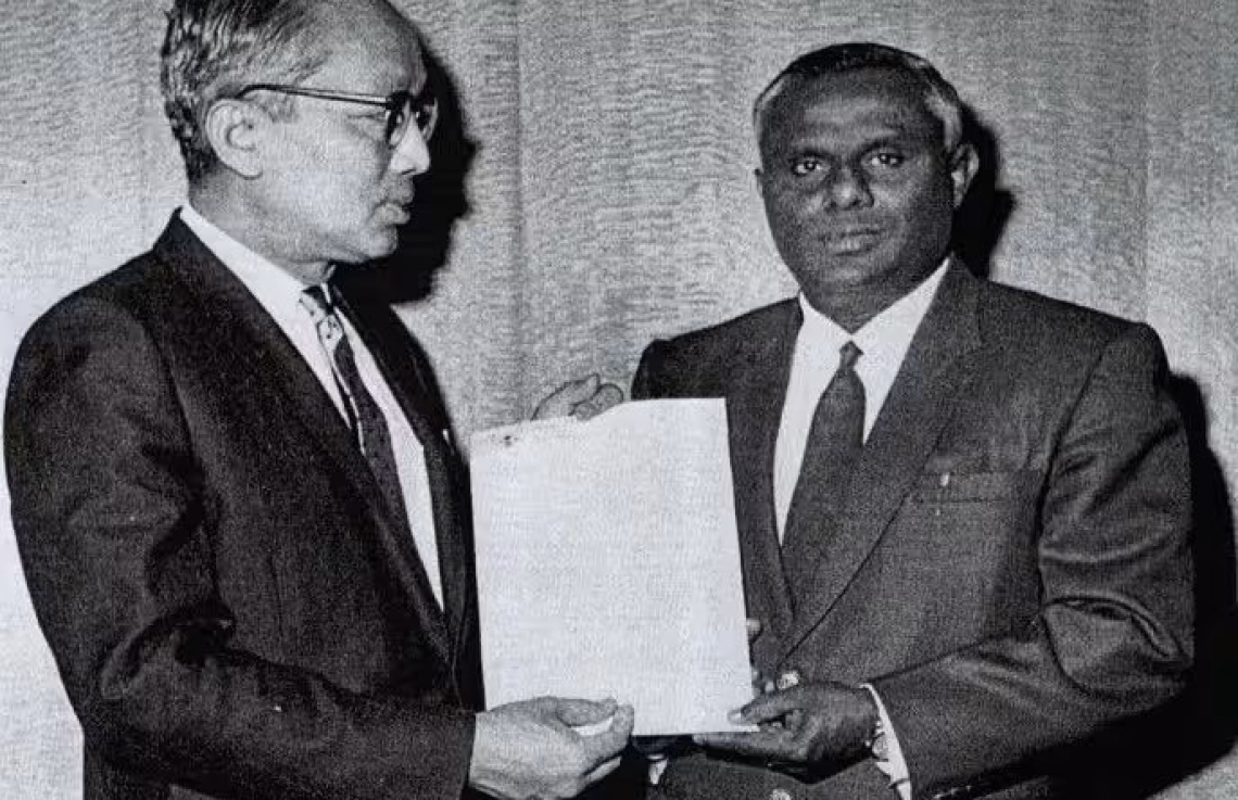 ރާއްޖެ އަށް އދ. ގެ މެމްބަރުކަން ދިނުމުގެ ރަސްމިއްޔާތުގައި، އެ ޖަމިއްޔާގެ އޭރުގެ ސެކްރެޓަރީ ޖެނެރަލް ޔޫ ތާންޓު އެކަމުގެ ލިޔުން ރާއްޖޭގެ ސަފީރު ކަކާގޭ އަހުމަދު ހިލްމީ ދީދީ (ކ) އާ ހަވާލުކުރައްވަނީ: ރާއްޖޭން ވަނީ އިނގިރޭސީންގެ އަތުން މިނިވަންކަން ލިބުމާ އެކު އ.ދ ގައި ބައިވެރިވެފައި. – ފޮޓޯ: ދިވެހިރާއްޖޭގެ ގައުމީ އަރުޝީފް