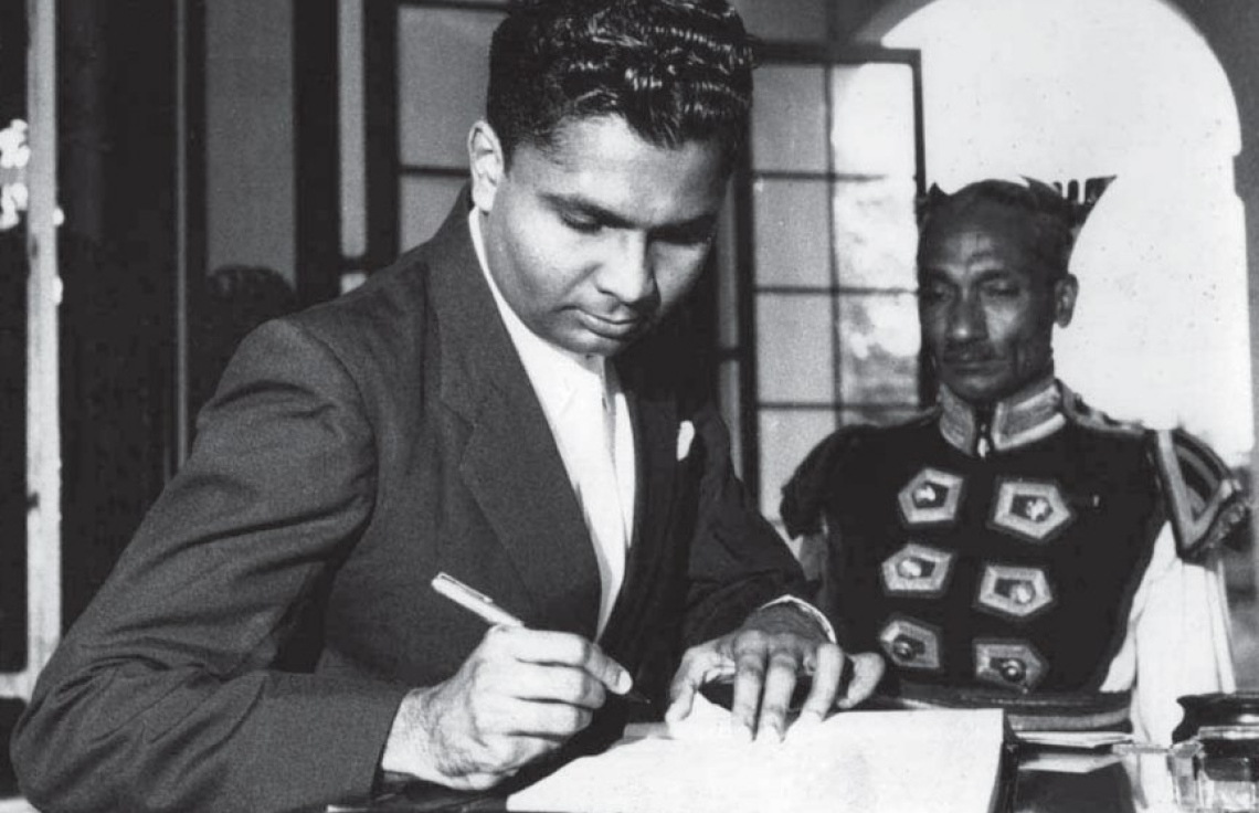 ސްރީ ލަންކާ އަށް ރާއްޖޭން ކަނޑައަޅާފައި ހުންނެވި ސަފީރު އަބްދުއްސައްތާރު މޫސާ ދީދީ، މަގާމާ ހަވާލުވެވަޑައިގަތުމަށް ފަހު ލިޔުމުގައި ސޮއިކުރައްވަނީ: ރާއްޖޭގެ މިނިވަންކަމުގެ މަޝްވަރާތައް އިނގިރޭސީންނާ އެކު ލަންކާގައި ކުރިއަށް ގެންދެވިއިރު، އެންމެ އިސްކޮށް މަސައްކަތްކުރެއްވި އެއް ބޭފުޅަކީ އަބްދުއްސައްތާރު. – ފޮޓޯ: ދިވެހިރާއްޖޭގެ ގައުމީ އަރުޝީފް