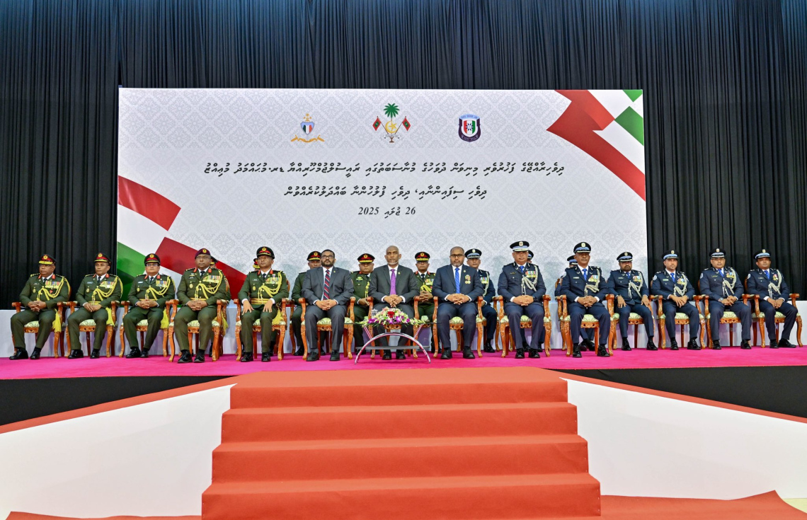 މިނިވަން ދުވަހުގެ މުނާސަބަތުގައި ރައީސް ޑރ. މުއިއްޒު މިއަދު ބޭއްވެވި ބައްދަލުވުމުގައި ފުލުހުންނާއި ސިފައިންގެ އިސްވެރިން ބައިވެރިވެވަޑައިގަންނަވަނީ-- ފޮޓޯ: ރައީސް އޮފީސް